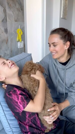 Kseniia Mishyna Instagram - Знакомьтесь , це Одін - скандинавський Бог мудрості та перемоги ❤️ 

Вічне нагадування про любов та чистоту в будь якому моменті ❤️

Дякую @maltipoo.world.club . Ми ніби усе життя чекали цих обіймів 🙏🏻