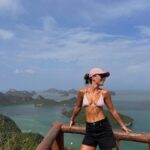 Kseniia Mishyna Instagram – Ще місяць тому я терпіти не могла Тайланд, але вирішуючи з сином яку частину світу цього разу ми будемо вивчати, він безкомпромісно тицьнув на карті саме в цю країну. 
Я вже почала протестувати, як він одразу кинув мені мою улюблену фразу: «А чи не переписати тобі свій негативний досвід на позитивний?»
Якщо вже Подавати приклад, тоді не тільки на словах – подумала я і пішла брати квитки!
Сьогодні я насолоджуюсь своїм новим гарним досвідом перебування в цій країні🙃

Коли народився мій син, я взяла його на руки і пообіцяла бути найкращою мамою. Я тоді ще не уявляла, наскільки важко ростити хлопчика однією, але я пообіцяла.

«Найкраща мама- які гучні слова!» щоразу при якійсь поразці думала я.
І в той же час: «Найкраща мама- яке сміливе рішення я колись прийняла.»

Дорогу здолає той, хто йде, пам’ятаєте? Так ось 11 років йду тернями власного материнства, насолоджуюся і щодня пам’ятаю свою обіцянку.

Нехай твої очі побачать увесь світ, нехай твоє серце пізнає його сповна ❤️.