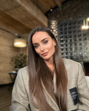 Kseniia Mishyna Instagram - За кожною успішною жінкою стоїть …ніхто! 

Або- 

Тисячі зустрічей,ситуацій ,труднощів, моментів , можливостей , посмішок, факапів, історій . 

Так, дорога до особистого генія терниста ,але він того вартий . 

Бо з ним тобі вже нічого не страшно :)