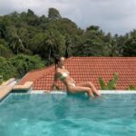 Kseniia Mishyna Instagram – Один з популярних запитів в моєму блозі – це питання мого харчування . 
Я пропагандую здорове збалансоване харчування і нижче трохи поясню,що це означає.
Збалансованість- це наявність білків   жирів   вуглеводів. 
І зараз КОРОТКИЙ простий перелік того, що входить в кожний пункт : 
Білки : мʼясо (курка , говядина),лосось, яйця, тунець,біла риба .
Вуглеводи : батат, овочі, коричневий рис, вівсянка, боби, кіноа, фрукти, гречка, макарони з твердих сортів . 
Жири : авокадо, горіхи, масла ( кокосове , Олівкове ),чіа , лосось, льон 

Не забуваємо про воду та спорт . 
І ваше тіло буде здоровим, сильним та красивим …