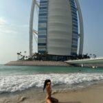 Kseniia Mishyna Instagram - Пляшка з водою в магазині коштує 1 $, та ж пляшка з водою в готелі - 3 $, в аеропорту 5 $. Та сама пляшка, та сама марка - змінюється лише місце. Кожне місце дає різну цінність одному й тому предмету. Тому перш ніж діагностувати у себе депресію та занижену самооцінку - просто спробуйте поміняти місце та оточення *автор невідомий ** фото архівні 😉