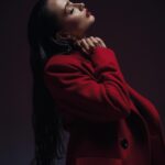 Kseniia Mishyna Instagram – З наступаючим новим роком, друзі !
Ще один рік великих трансформацій позаду. Але сьогодні я не хочу писати про події та важкі обставини в нашій країні .
Я просто хочу побажати кожному не допускати війну і хаос всередині, бо якщо простір може диктувати правила гри назовні , то всередині тільки ви хазяїн і ніхто окрім вас не обирає стани, поведінки, реакціі і шлях.
Де б ви не знаходились – найвеличніша цінність, що у вас є – це ви .
Тож почніть новий рік з усвідомлення того, що ви відповідальні за кожний свій крок, за кожну свою думку . І перестаньте сподіватись на те, що хтось щось вирішить, припинить, зʼясує. Будуйте своє життя поки воно є.
Люблю вас . Ціную кожного хто ловить мою хвилю … Я за усмішку і щастя кожного ❤️