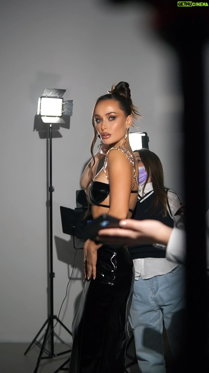 Kseniia Mishyna Instagram - Напевно когнітивна революція відбулася для того, щоб талановиті люди збиралися разом і шукали , творили, надихалися одне одним. Я неодноразово говорила, що безкінечно закохана в майстерність. Майстерність ідеального прояву, самовідданої працьовитості, красивих амбіцій. Перебуваючи у суспільстві таких людей – злітаєш разом із ними, відточуючи у нірвані власну досконалість . Як там говорять ? Дрім тім ?