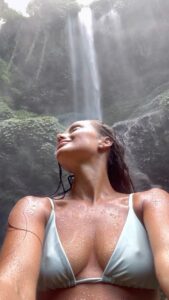 Kseniia Mishyna Instagram - Вивчати світ. Знаходити красу. Зберігати її у собі .