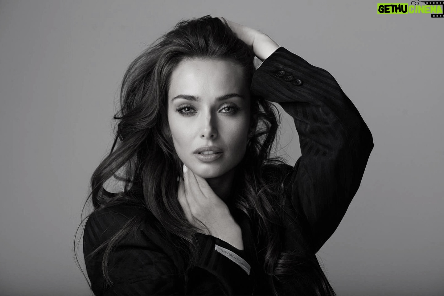 Kseniia Mishyna Instagram - Гармонія - коли вам вже нічого не можуть дати, коли у вас вже нічого не можуть забрати. Ніхто від природи не народжується сильним, ніхто від природи не народжується впевненим. Ці якості виникають усередині нас, залежно від того, як ми до себе ставимось. Труднощі це можливість зростати, йти та бачити нове. Щоб одного дня нове стало звичним, а потім незначним. Рух породжує вогонь мотивації. Відсутність руху – вогонь гніву, який досить складно контролювати. Мотивація, іншими словами - вогонь віри завжди веде до більшого, ніж ви зараз. І так сходинка за сходинкою в лабіринтах свого життя. Щоб нарешті знайти цю гармонію, непохитність та силу.