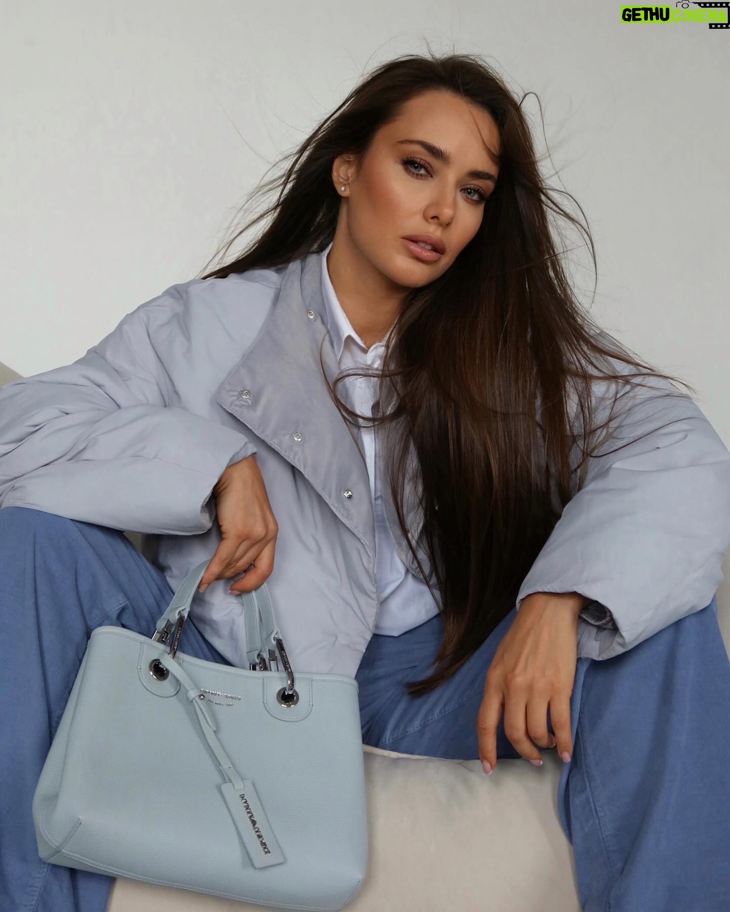 Kseniia Mishyna Instagram - Вишуканість — це завжди про @emporioarmani В єдиному магазині Emporio Armani в ТЦ «Ocean Plaza» можна обрати образ з колекції осінь-зима 2023 ❤️ Також можна придбати онлайн в офіційного представника бренду в Україні — @intertop.ua #emporioarmani #ad