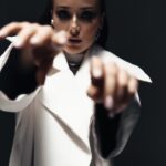 Kseniia Mishyna Instagram – Ми живемо у пошуках любові та щастя у зовнішньому світі. Ніби вони є товаром. Але ні любов ні щастя не можуть бути отримані або придбані, як дешевий костюм.

У гонках за «чарівною пігулкою» існує лише залежність від задоволень з подальшими болем та розчаруваннями.

Дилема сучасного світу полягає в тому, що ми намагаємося знайти любов не зсередини, а зовні. Але це лише призводить до збільшення думок та питань.
Намагаючись зрозуміти внутрішню силу любові, чомусь сприймаємо її, як щось окреме, замість того, щоб ототожнювати з власною природою.

Пошуки любові зовні- помилка. Любов може бути знайдена тільки всередині.

Гонка за задоволеннями, які переплутали з любовʼю, вже давно перетворилася на патологію, а життя – на пасивне підпорядкування.
 
Подивіться у вічі дитині – там є відповідь. Там живе чистота і любов, поки ще не обтяжені ілюзіями та наративами цього світу. 
 
Ви ще вірите, що любов врятує ?

Photo @polipollpolina 
Style @hi_klima
Hair @purpruss 
Make @my.shura