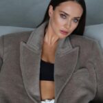 Kseniia Mishyna Instagram - Хтось скаже - красива Хтось скаже - фуууу Ксюш, як ти справляєшся з хейтом? А чи можемо ми проаналізувати всі оцінки щодо самого СЕБЕ? Кожна оцінка чи судження є просто думкою, простою точкою зору. І цієї точки зору не було, поки ми не народилися. Все, що ми про себе думаємо, всі наші переконання – це наслідки того, що ми дізналися після свого народження. Від мами, тата, суспільства. Вони передали нам інформацію якими ми повинні бути, і якими бути не можна. Нас познайомили зі стандартами, нам нав'язали погляди. І ми з цим погодились. Тепер ми інтерпретуємо себе та судимо про себе згідно з усім, що знаємо. Сьогодні ми хороші, завтра погані, винні, божевільні, сильні, слабкі, красиві, потворні. Ми ті, якими себе вважаємо в залежності від обставин. Над нашим життям повністю домінує система переконань, яку ми засвоїли. Так, частенько хочеться вірити в те, у що ми повірили. Але цей образ абсолютно брехливий. Реальне Я – унікальне, і воно не має нічого спільного з тим, що ми знаємо про себе. А тепер питання: чи можуть інші знати і судити хто і яка я, якщо навіть не знають насправді, хто і які істинно вони самі ? Photo @nelli.rizhko Style @jikatya Mua @monina_mua