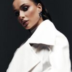 Kseniia Mishyna Instagram – Ми живемо у пошуках любові та щастя у зовнішньому світі. Ніби вони є товаром. Але ні любов ні щастя не можуть бути отримані або придбані, як дешевий костюм.

У гонках за «чарівною пігулкою» існує лише залежність від задоволень з подальшими болем та розчаруваннями.

Дилема сучасного світу полягає в тому, що ми намагаємося знайти любов не зсередини, а зовні. Але це лише призводить до збільшення думок та питань.
Намагаючись зрозуміти внутрішню силу любові, чомусь сприймаємо її, як щось окреме, замість того, щоб ототожнювати з власною природою.

Пошуки любові зовні- помилка. Любов може бути знайдена тільки всередині.

Гонка за задоволеннями, які переплутали з любовʼю, вже давно перетворилася на патологію, а життя – на пасивне підпорядкування.
 
Подивіться у вічі дитині – там є відповідь. Там живе чистота і любов, поки ще не обтяжені ілюзіями та наративами цього світу. 
 
Ви ще вірите, що любов врятує ?

Photo @polipollpolina 
Style @hi_klima
Hair @purpruss 
Make @my.shura