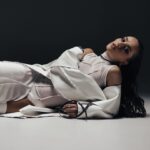 Kseniia Mishyna Instagram – Ми живемо у пошуках любові та щастя у зовнішньому світі. Ніби вони є товаром. Але ні любов ні щастя не можуть бути отримані або придбані, як дешевий костюм.

У гонках за «чарівною пігулкою» існує лише залежність від задоволень з подальшими болем та розчаруваннями.

Дилема сучасного світу полягає в тому, що ми намагаємося знайти любов не зсередини, а зовні. Але це лише призводить до збільшення думок та питань.
Намагаючись зрозуміти внутрішню силу любові, чомусь сприймаємо її, як щось окреме, замість того, щоб ототожнювати з власною природою.

Пошуки любові зовні- помилка. Любов може бути знайдена тільки всередині.

Гонка за задоволеннями, які переплутали з любовʼю, вже давно перетворилася на патологію, а життя – на пасивне підпорядкування.
 
Подивіться у вічі дитині – там є відповідь. Там живе чистота і любов, поки ще не обтяжені ілюзіями та наративами цього світу. 
 
Ви ще вірите, що любов врятує ?

Photo @polipollpolina 
Style @hi_klima
Hair @purpruss 
Make @my.shura