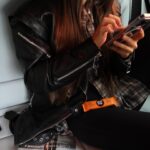 Kseniia Mishyna Instagram - Найпотрібніші речі тримаю під рукою. Телефон, щоб постійно бути на зв'язку й обов'язково щось для енергії — один чи декілька батончиків EatMe, бо справи , зустрічі , спорт, великі думки - вимагають багато енергії ) Наприклад думки народжуються кожну хвилину і все хочеться записувати і ділитися з вами. Поїхали )) Ви тільки уявіть яке цікаве та безмежне життя. Ми створюємо великі філософські системи, розробляємо унікальні теорії та народжуємо найдивовижніші релігії. Наші історії сповнені суджень і забобонів щодо всього, включаючи нас самих. Ми створюємо себе. Нас оточують різні люди. Навколо нас відбуваються нескінченні події. Ми черпаємо натхнення та створюємо історію власного життя, своєї сім'ї, історію нашої країни, людства, історію всього світу. Ми створюємо свою історію. Пишемо послання самим собі, кожному та всьому, що нас оточує. Немає правильних та неправильних шляхів для створення свого мистецтва. Просто є краса і немає краси, є щастя та немає щастя. Все в наших руках ... Просто рухайтеся вперед і насолоджуйтесь своїми успіхами. А разом з EatMe це робити набагато приємніше. Фух, це все 👆🏼 курага фінік яблуко родзинки - найулюбленіший смак )