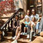 Kseniya Borodina Instagram - Мы много общались по телефону и обещали много раз, что двоюродные сестренки обязательно обнимутся. И мы это сделали 🙏🏻❤️ девочки живут в Канаде и мы прилетели все вместе в NY, чтобы увидеться. Визу в Канаду получить очень сложно, сюда было легче. Урааа❤️