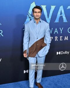Kumail Nanjiani Instagram - Avatar: The Way of Water is remarkable. I’ll never get it out my head. A stunning and gorgeous achievement. Suit @grayscaleic Shoes @louboutinworld Watch @audemarspiguet Styling @chloekeiko @jeanneyangstyle