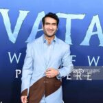 Kumail Nanjiani Instagram - Avatar: The Way of Water is remarkable. I’ll never get it out my head. A stunning and gorgeous achievement. Suit @grayscaleic Shoes @louboutinworld Watch @audemarspiguet Styling @chloekeiko @jeanneyangstyle