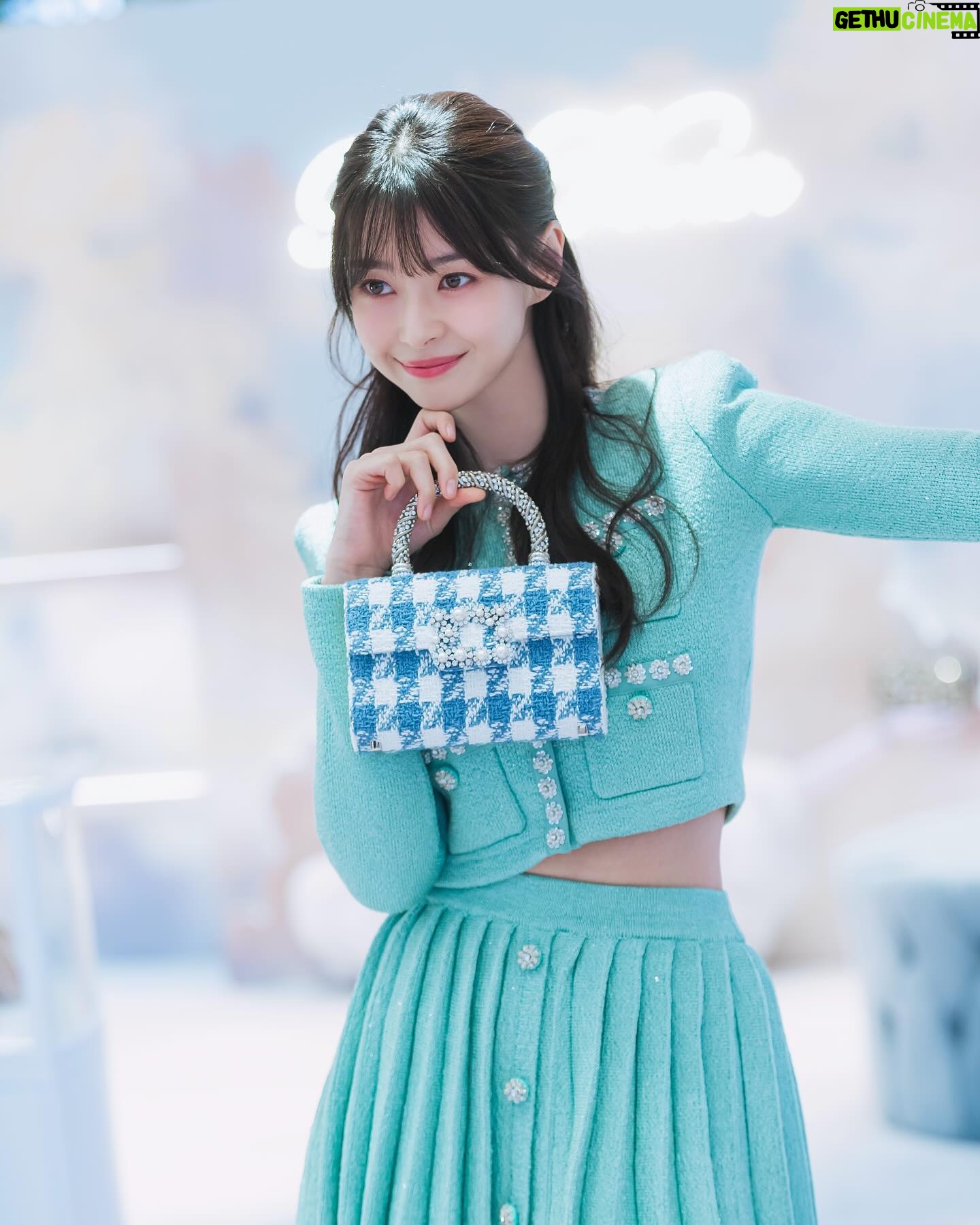 Kwon Na-ra Instagram - Roger Vivier🩵 #AD #Roger Vivier #로저비비에 #CandyClouds