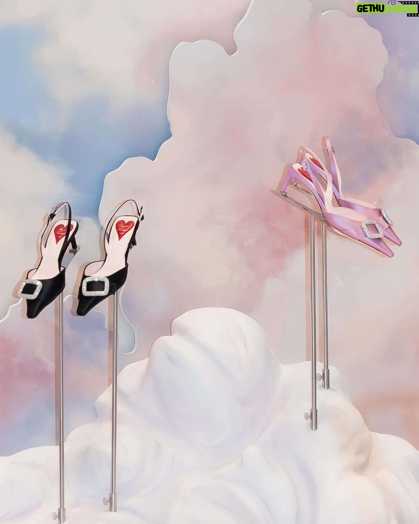 Kwon Na-ra Instagram - Roger Vivier🩵 #AD #Roger Vivier #로저비비에 #CandyClouds