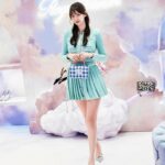 Kwon Na-ra Instagram - Roger Vivier🩵 #AD #Roger Vivier #로저비비에 #CandyClouds