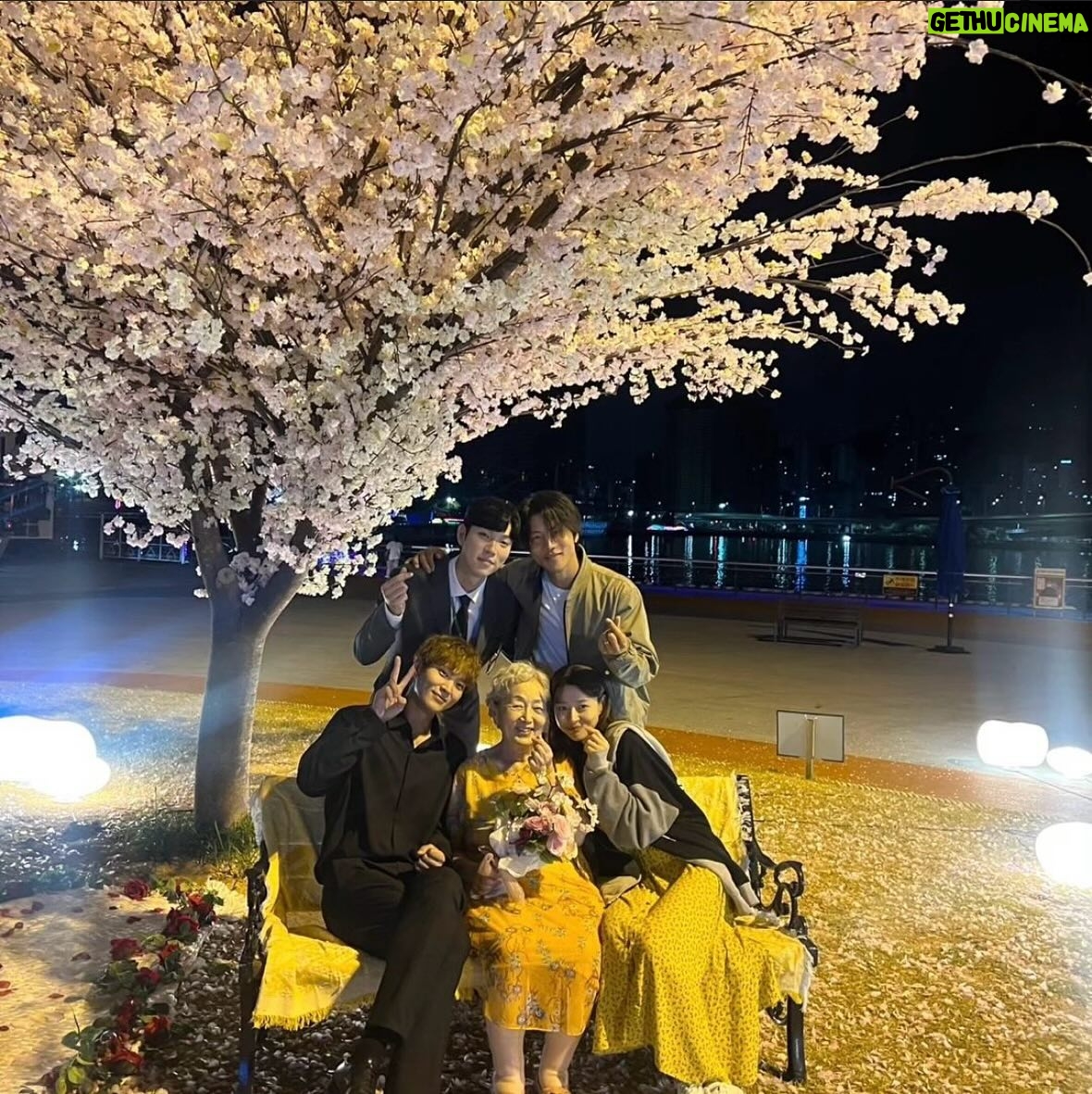 Kwon Na-ra Instagram - 꽃처럼 아름다우신 선생님🩷 함께해서 너무 행복했습니다~ 늘 건강하세요~ 사랑해요 할머니🌸