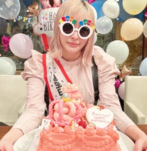Kyary Pamyu Pamyu Instagram - Lv.31になりました🎂
皆様たくさんのお祝いコメントありがとうございます！
とっても嬉しい〜！全部読みます！らびゅ〜

I just turned 31 years old today. 
Thank you for all the birthday messages.