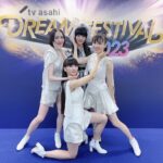 Kyary Pamyu Pamyu Instagram - 父に「凄くかっこいいイケてるグループがいる！」と薦められて初めて聞いた楽曲がポリリズム。初めてPerfumeの曲を聴いた時、MVを見た時、私の中でビビビと衝撃が走ったのを覚えている。平凡な私の日常をキラキラと輝かせてくれた。16歳の私は高校に行く時自転車を漕ぎながら〝plastic smile”を毎日ずーっと聴いていた。狂ったように聴いていた。私の青春のテーマソングでした。 そんな私がきゃりーぱみゅぱみゅになってPerfumeとPONPONポリリズムを歌い同じステージに立てた時、緊張と感動で胸いっぱいの気持ちになりました(;_;) 忘れられない一生の思い出。 この日のためにマッシュアップを作ってくれた中田ヤスタカさん、構成をつけてくれたMIKIKOさん。そしてこのような素敵な機会を作ってくれたPerfumeの皆さん。本当にありがとうございました！ 当日はお父さんも観に来てくれていて人生で1番の親孝になりました(;_;)(;_;)高校生の私に未来はこんなに最高なことが待ってるよ！だから頑張って生きるんだよ！って教えてあげたい 夢が1つ叶いました✳︎