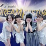 Kyary Pamyu Pamyu Instagram - 父に「凄くかっこいいイケてるグループがいる！」と薦められて初めて聞いた楽曲がポリリズム。初めてPerfumeの曲を聴いた時、MVを見た時、私の中でビビビと衝撃が走ったのを覚えている。平凡な私の日常をキラキラと輝かせてくれた。16歳の私は高校に行く時自転車を漕ぎながら〝plastic smile”を毎日ずーっと聴いていた。狂ったように聴いていた。私の青春のテーマソングでした。 そんな私がきゃりーぱみゅぱみゅになってPerfumeとPONPONポリリズムを歌い同じステージに立てた時、緊張と感動で胸いっぱいの気持ちになりました(;_;) 忘れられない一生の思い出。 この日のためにマッシュアップを作ってくれた中田ヤスタカさん、構成をつけてくれたMIKIKOさん。そしてこのような素敵な機会を作ってくれたPerfumeの皆さん。本当にありがとうございました！ 当日はお父さんも観に来てくれていて人生で1番の親孝になりました(;_;)(;_;)高校生の私に未来はこんなに最高なことが待ってるよ！だから頑張って生きるんだよ！って教えてあげたい 夢が1つ叶いました✳︎