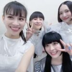 Kyary Pamyu Pamyu Instagram - 父に「凄くかっこいいイケてるグループがいる！」と薦められて初めて聞いた楽曲がポリリズム。初めてPerfumeの曲を聴いた時、MVを見た時、私の中でビビビと衝撃が走ったのを覚えている。平凡な私の日常をキラキラと輝かせてくれた。16歳の私は高校に行く時自転車を漕ぎながら〝plastic smile”を毎日ずーっと聴いていた。狂ったように聴いていた。私の青春のテーマソングでした。 そんな私がきゃりーぱみゅぱみゅになってPerfumeとPONPONポリリズムを歌い同じステージに立てた時、緊張と感動で胸いっぱいの気持ちになりました(;_;) 忘れられない一生の思い出。 この日のためにマッシュアップを作ってくれた中田ヤスタカさん、構成をつけてくれたMIKIKOさん。そしてこのような素敵な機会を作ってくれたPerfumeの皆さん。本当にありがとうございました！ 当日はお父さんも観に来てくれていて人生で1番の親孝になりました(;_;)(;_;)高校生の私に未来はこんなに最高なことが待ってるよ！だから頑張って生きるんだよ！って教えてあげたい 夢が1つ叶いました✳︎