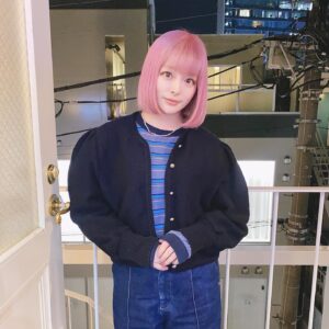 Kyary Pamyu Pamyu Instagram - Bettie納めでした！
今年はピンクヘアーたくさんしたな〜！
山本さんいつも髪の毛をスペシャルにしてくれてありぐとうございます！来年は何色にしようかな〜♡