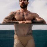 Kyle Krieger Instagram - will flip for applause 🐬 #impressionsbysecrets