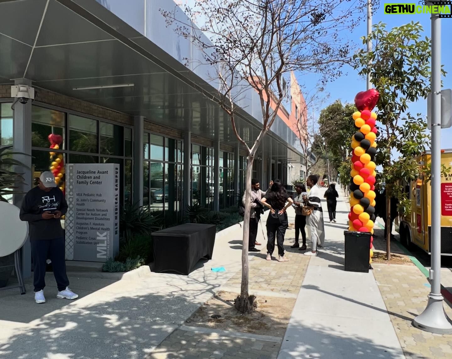 Kym Whitley Instagram - Grand opening of our food truck!! Please go visit!! @specialneedsnetwork beautiful building down on MLK campus! @arevamartin is a special kind of person!! I love everything she does and will always support her and her mission!