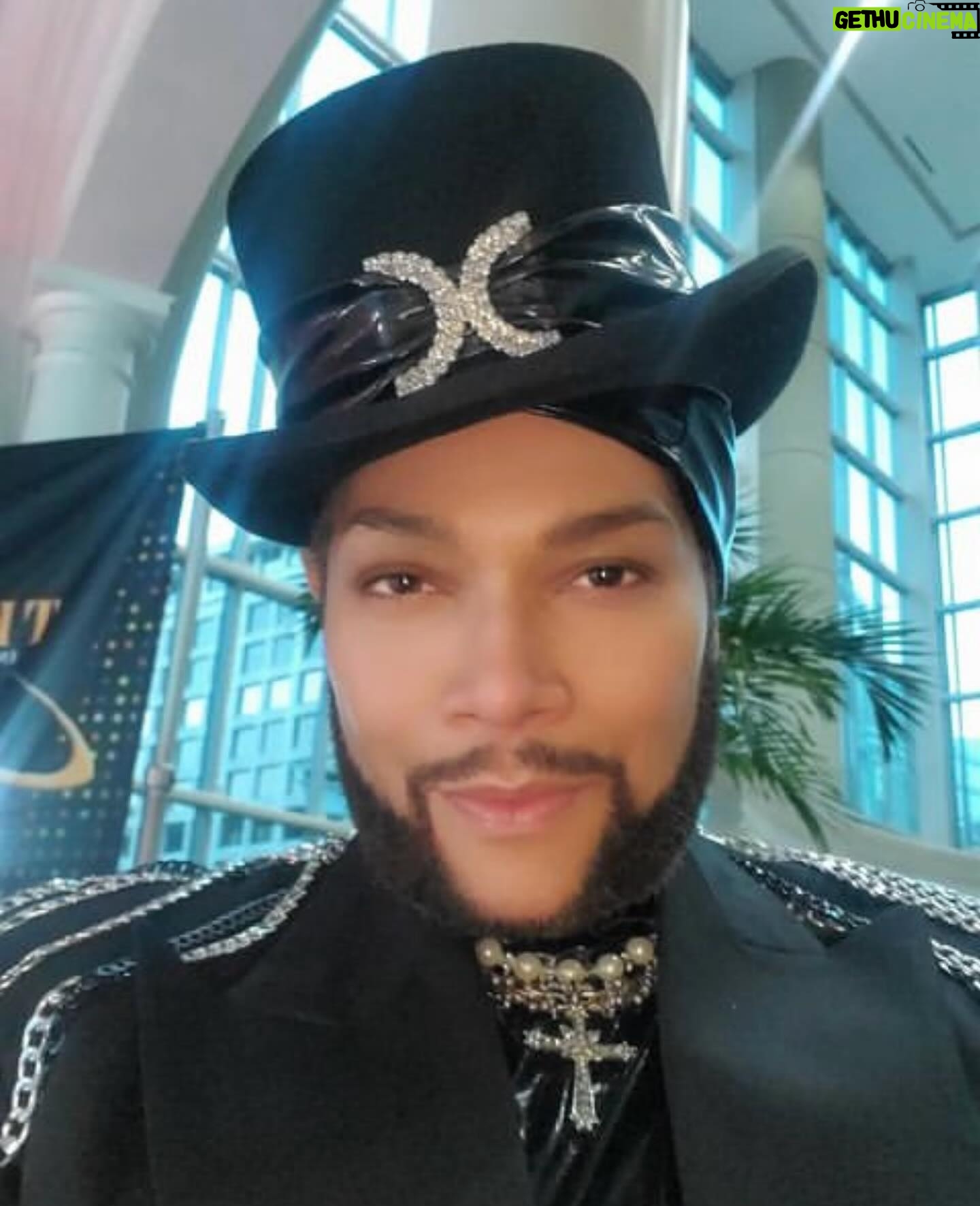 Kym Whitley Instagram - HAPPY BIRTHDAY MY FRIEND @derrick4mkup 🩷 you are definitely top of your game when it comes to Make Up, but you are also a magnificent singer, vocalist and you know I love how you rock your style. Here’s to many more birthdays and laughs together!!!🥰