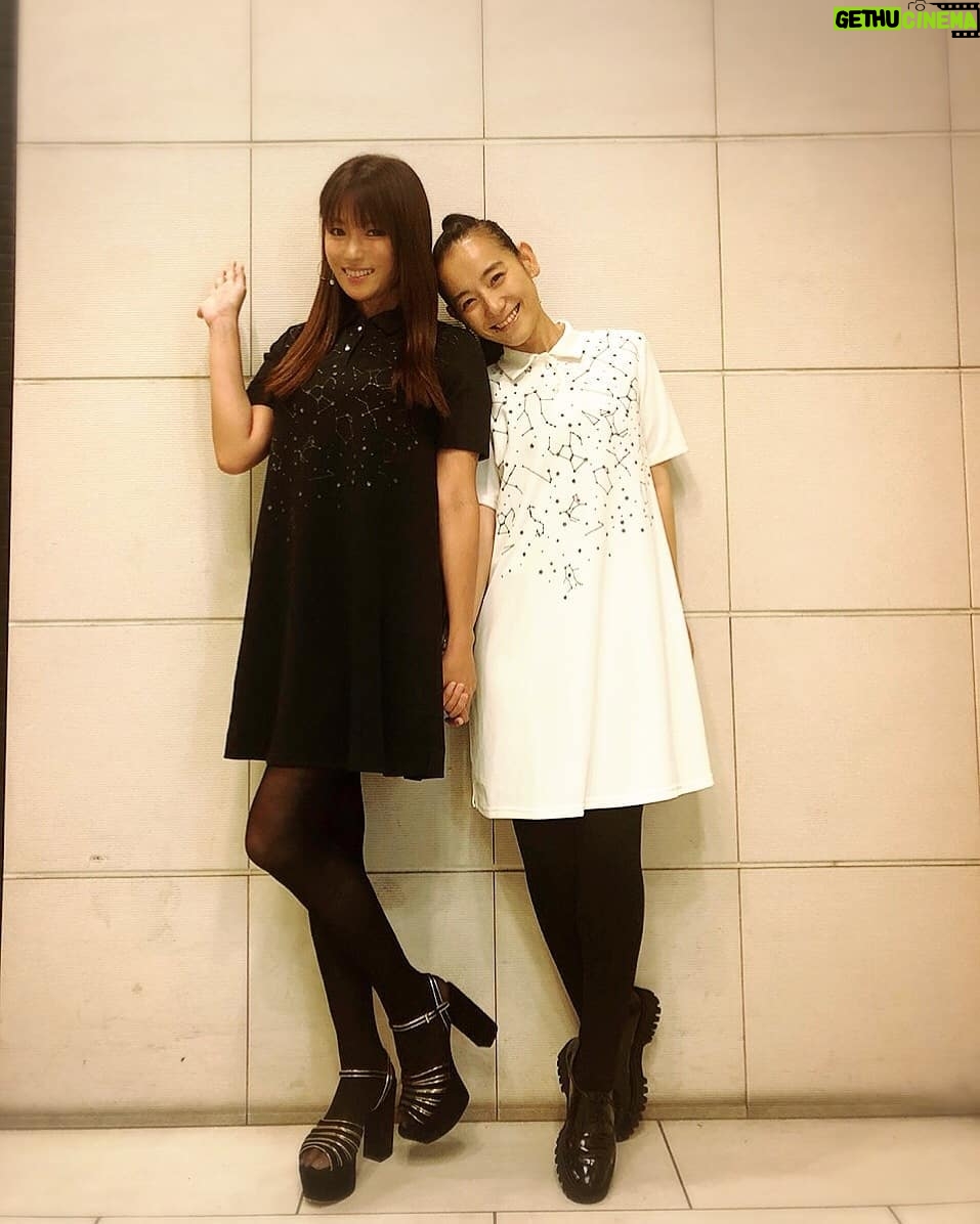 Kyoko Fukada Instagram - 久しぶりに篠原ともえちゃんに会えました👑このワンピースはともえちゃんがコラボしているお洋服でずっとお揃いで着たいねと話していてやっと実現しました👠お揃い幾つになってもやめられません🤐🤭なんだかそれだけで気持ちが上がるというか....皆様は双子コーデ反対派ですか😢?でもねでもね、ともえちゃんと私は着こなしが全く違ってともえちゃんはお洒落なので雰囲気が違くなるけどけどお揃いにしたいのです...皆様この気持ちわかりますか❓‼️😥💕男性はそういうの嫌なのかな❓えっ女性も嫌だったらどうしよう😭💦 #毎回じゃないから許して #たまにのお楽しみ #篠原ともえ さん #kyokofukada