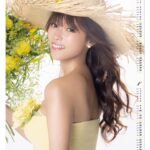 Kyoko Fukada Instagram - 有難いことに2022年のカレンダーが完成致しました🧸今回のカレンダーは大好きなお花の中で撮影させて頂きました🌸色々な事が起きている今の世の中、そして皆様への感謝の気持ち、、、このお花が沢山の方に届いたらという想いを込めました🥺 #秋を通りこしてあっというまに冬 #皆様に少しでもあたたかさをお届けできたら、、、 2022年カレンダー（壁掛け） https://horipro-shop.com/products/detail/908 2022年カレンダー（卓上） https://horipro-shop.com/products/detail/909