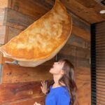 Kyoko Fukada Instagram - 雪が降っていますが皆様大丈夫でしょうか⁉️足元が悪い中気をつけてくださいね💦 お陰様で、Amazon Originalドラマ「A2Z」を沢山の方々にご覧いただいているとお伺いしました❗️ 2枚目の写真は「A2Z」のロケでお借りしていたお店のお隣にあった大きな餃子を見てつい🥟 素敵なキャスト・スタッフの皆さんと一緒に撮影させていただいたので、是非多くの方にご覧いただいて楽しんでいただけたら嬉しいです💕 #A2Z #皆様暖かくしてお過ごしくださいね