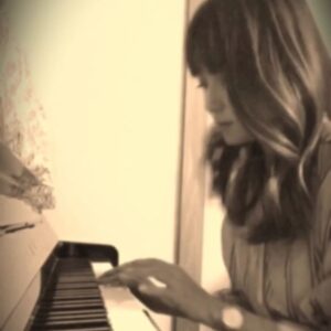 Kyoko Fukada Instagram - スタジオに置いてあるピアノで🎹主題歌のback numberさんのHAPPY BIRTHDAYを...私はドラマ大恋愛も夢中で見ていたので今回主題歌がback  numberさんだとお聞きした時には飛び跳ねて喜んでしまいました😭🎂♥️恋の刹那が詰まっていて胸が苦しいけどあったかく優しい気持ちになれる...😢この曲がドラマでかかると胸がキュンとします😣❣️ピアノは久しぶりに弾いたのでどうか優しい目で見て頂けたら💦爪がかちゃかちゃすみません🙏😨‼
️#backnumber さん
#HAPPYBIRTHDAY
#弾いてみた
#初めて恋をした日に読む話
#はじこい
#明日は5話放送です
#kyokofukada_official