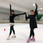 Kyoko Fukada Instagram - 先日篠原ともえちゃんとアイススケートのレッスンに行ってきました⛸久々だったので、先生に基礎から教えて頂き、お写真と動画も撮って頂けました❣️（本来はリンクは撮影禁止で指導者の方のみみたいです💦）あぁスケート気持ち良かったぁ💌写真や動画はなんとか滑っていますが、実は派手に3回（4回かな？）も転んでしまいました😅ここ最近の1番痛かった出来事でした🤭❄️ もっと上手になりたいから地道に楽しみながら練習通います☃️❣️ #アイススケート #篠原ともえ さん #kyokofukada #顔が切れてしまっていたのでもう一度アップします #コメントいいね下さった方申し訳ありません😣