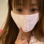 Kyoko Fukada Instagram - 皆様、いかがお過ごしでしょうか？ お家から出られなかったり、毎日家族の食事をつくられたり、お仕事の状況が変わったり生活の変化など、自分を守り、周りの人を守ること、沢山の方法で努力されていると思います。 私は母がマスクを手作りしてくれたのでそれを使っています。早くこの現状が収束する事と皆様のお身体と心の健康を願っております😢 医療関係者の方々、そしてマスクを作ってくれた母にも感謝です。