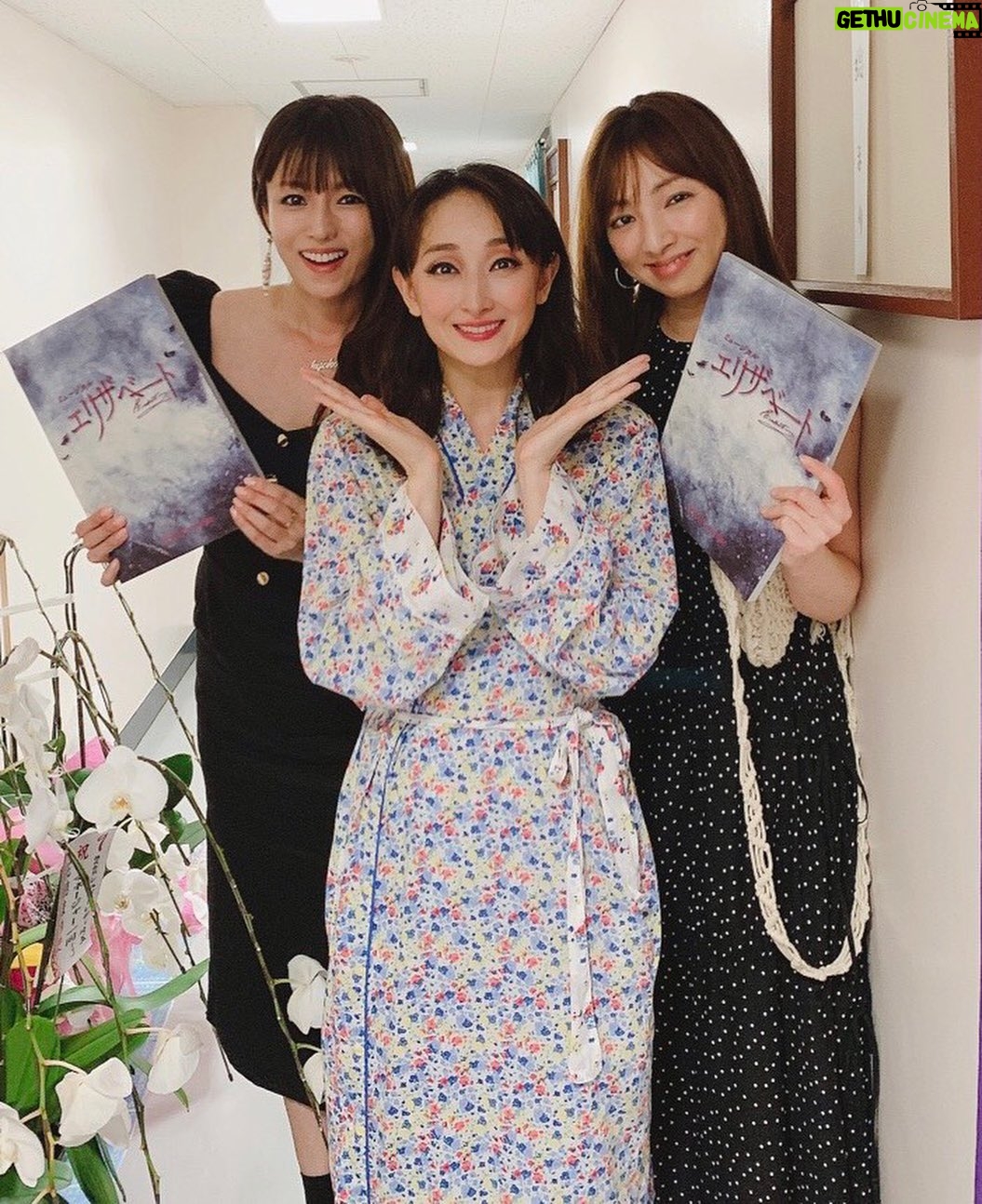 Kyoko Fukada Instagram - ミュージカルエリザベートを白羽ゆりさんと観劇して来ました👑花總まりさんの圧倒的な存在感、歌声、強さ儚さを持った美しい王妃様に心を奪われてしまいました🥺💍もう、エリザベートの世界観で頭の中がいっぱい🎹幸せ過ぎるご褒美な時間でした🎩♥️ #花總さんはお姫様 #白羽さんもお姫様 #私は泥棒一家の娘 #ルパンの娘 #毎週木曜22時 #フジテレビ #kyokofukada
