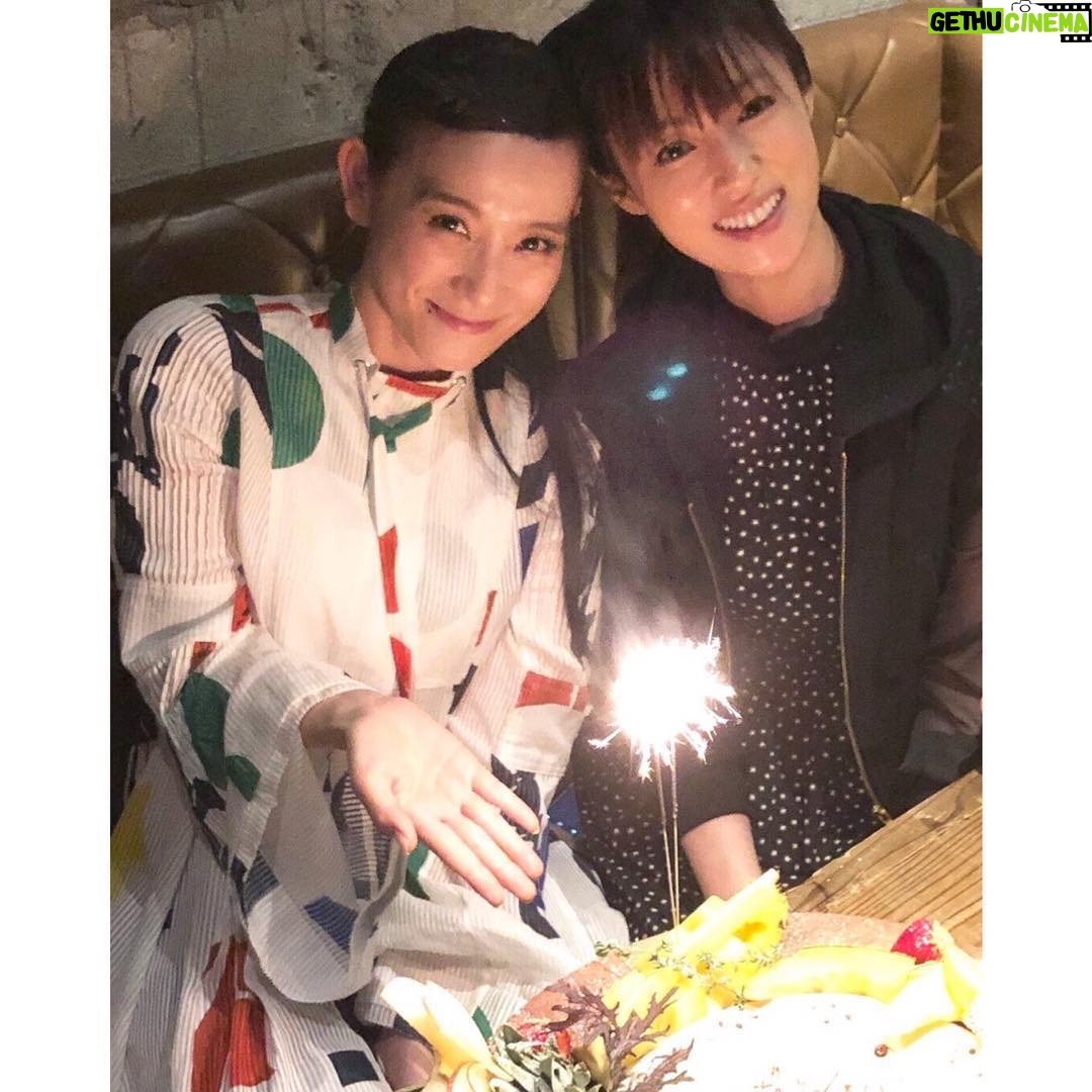 Kyoko Fukada Instagram - 篠原ともえちゃんのお誕生日お祝いを(凄い遅くなってしまったのですが)しました🎂私はサプライズが本当に苦手でともえちゃんに会う1週間前からずっとドキドキ通り越しちゃってました🤣💕ともえちゃんは久々に会っても常にその時の私の本質を見抜いて助言をくれる特別な存在...19年のお付き合い💌でも?お願いしたらたまにシノラーもしてくれるよ(笑)💕 #篠原ともえ さん #kyokofukada