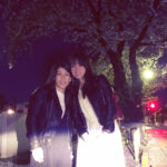 Kyoko Fukada Instagram - なんとまた吉田沙保里ちゃんと会えました♥️私の家族もみんな沙保里ちゃんに会いたくてついて来てしまった🙈🙉🐵💬そしてお母さん同士がテレビ電話でお話したり...今度母と娘の会が実現するかも🐣 沙保里ちゃんに会うと自分はなんて小さな範囲で悩んだりしているんだろうと思い直したり、ポジティブな力強いお言葉沢山頂いて前向きになる😢❗そして桜も一緒に観れちゃった🌸🌸🌸 #桜もう一回くらい一緒に観れるかもね？って！！(😄) #はい、勿論！！(🤣) #吉田沙保里 さん #kyokofukada