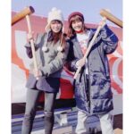 Kyoko Fukada Instagram - 遅ればせながら皆様あけましておめでとうございます🎍お正月は観月ありさちゃんのお餅つきに呼んで頂きました🧣昨年公開した、ルパンの娘から仲良くしてもらっています❣️ ありちゃんから私、きょうちゃんといると気を遣わないでいられるんだ、不思議❣️という嬉しいメールまで📩💕ありちゃんは人を幸せにしてくれる素敵な方です❤️私もそんな女性になりたいです‼️帽子が偶然紅白でした😍 #写真の時だけマスク外しました #皆様雪の中お怪我なくお過ごしください #どうぞ今年もよろしくお願いします
