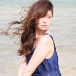 Kyoko Fukada Instagram - 沖縄でカレンダー撮影をしてきました🗓写真集ともまた違った気分で撮影できました🌿皆様、インスタのコメントにお誕生日のメッセージやドラマの事、ありがとうございます💐 １月クール「隣の家族は青く見える」に主演させていただくことが決まりました❗️ #隣の家族は青く見える #1月スタート #木曜22時 #kyokofukada
