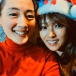 Kyoko Fukada Instagram - Christmas Eveになる瞬間をあやちゃん（綾瀬はるかたんをそうよんでいます😍）と過ごせました🎄🍰 もう20年近くのお付き合いだから お喋りがつきなくて思い出話と近況と気がついたらイブを迎えていました🎂そして可愛くてちゅるちゅるあやちゃんに癒されっぱなしでした♥️ #この時期はサンタさん帽を常備 #今日イブは父のお誕生日 #大好物は湯豆腐だから小さいころからクリスマスは湯豆腐 #皆様が素敵な日を過ごせます様に🧸💕💕💕 #綾瀬はるか ちゃん #kyokofukada