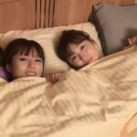 Kyoko Fukada Instagram - 皆様ご視聴いただきありがとうございました😭この日はカットがかかる度はるかちゃんとベッドで爆睡していました🧸💤寝ても覚めても可愛いはるちゃん♥️また会えたらいいな😍 今度一緒にお食事に行く約束をして、 バイバイしました😘👋 #エイティーンフォーティー #福原遥　ちゃん #深田恭子