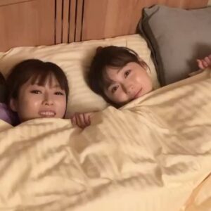 Kyoko Fukada Instagram - 皆様ご視聴いただきありがとうございました😭この日はカットがかかる度はるかちゃんとベッドで爆睡していました🧸💤寝ても覚めても可愛いはるちゃん♥️また会えたらいいな😍
今度一緒にお食事に行く約束をして、
バイバイしました😘👋

#エイティーンフォーティー
#福原遥　ちゃん
#深田恭子