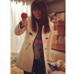 Kyoko Fukada Instagram - 「隣の家族は青く見える」のセットにはおもちゃが沢山置いてあります🎳けん玉ってあると絶対やってみちゃう...でもこれしか出来た事ない...🧐💦 #隣の家族は青く見える #@tonarinokazoku #けん玉チャレンジ #kyokofukada