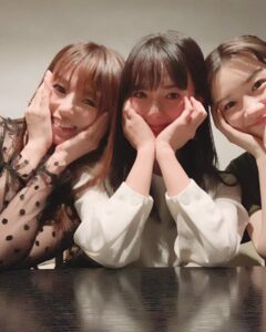 Kyoko Fukada Instagram - 私達が三姉妹としてお仕事させていただいてからもう2年半以上も時が経っているんだねぇと♥️それぞれのお話を順番にしていたら...多部ちゃんがいきなり涙ぽろぽろ...永野めーたんも涙ぽろぽろ...つられて私も涙ぽろぽろ...気が付いたら3人でなぜか大号泣🥺🌸いつのまにかなんでも話せる本当の姉妹みたいになっていたことが嬉しくて、幸せなあったかい涙だったのです😢🎀すごく素敵な熱い夜で胸がギューっとなりました🥺💕 #女優さんの涙って美しいな #一瞬で引き込まれちゃった #多部ちゃんに甘えてる私 #永野めーたん撮 #多部未華子 さん #永野芽郁 さん #kyokofukada