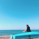 Kyoko Fukada Instagram - ドラマの撮影で海に行きました🐬 小道具で置いてあったボートの上で。だけどなんだかサーフボードにもみえる🏄‍♀️....メロン（犬）をロケに連れて来られたのは久々だったのでとても喜んでいました！（実は私も🤣）あぁまだ寒いけどそろそろ...サーフィンしたくなって来ました🐳 #隣の家族は青く見える #沢山コメントありがとうございます #今夜最終回 #kyokofukada