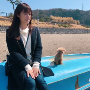 Kyoko Fukada Instagram - ドラマの撮影で海に行きました🐬
小道具で置いてあったボートの上で。だけどなんだかサーフボードにもみえる🏄‍♀️....メロン（犬）をロケに連れて来られたのは久々だったのでとても喜んでいました！（実は私も🤣）あぁまだ寒いけどそろそろ...サーフィンしたくなって来ました🐳
#隣の家族は青く見える
#沢山コメントありがとうございます
#今夜最終回
#kyokofukada