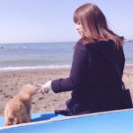 Kyoko Fukada Instagram - ドラマの撮影で海に行きました🐬 小道具で置いてあったボートの上で。だけどなんだかサーフボードにもみえる🏄‍♀️....メロン（犬）をロケに連れて来られたのは久々だったのでとても喜んでいました！（実は私も🤣）あぁまだ寒いけどそろそろ...サーフィンしたくなって来ました🐳 #隣の家族は青く見える #沢山コメントありがとうございます #今夜最終回 #kyokofukada