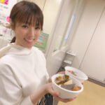Kyoko Fukada Instagram - ドラマに出て来る食事...本当に美味しくてこの日は撮り終えた後に頂いちゃいました❤️おでん好き🍢（食べ過ぎだね？） ドラマ「隣の家族は青く見える」をご覧くださっている皆様ありがとうございます😊 #皆さんおでんの具は何が好き？ #おでんって何個食べていいい？ #今夜のOnAirは副音声に参加！ #隣の家族は青く見える #kyokofukada